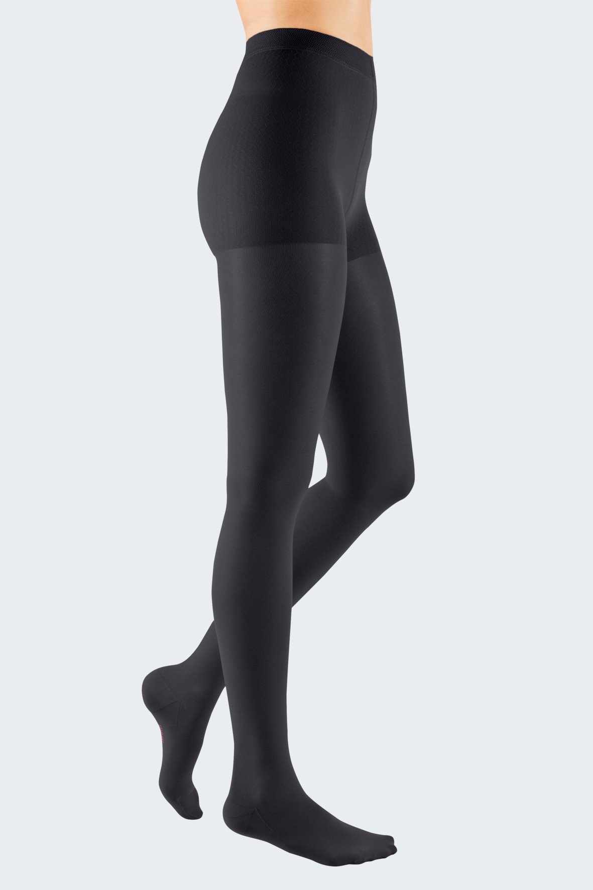 collant microtec transparent medi noir sur les deux jambes légèrement en flexion